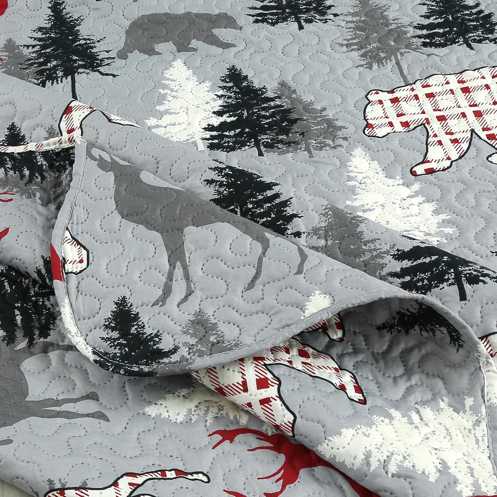 Decorkart Rich Printed Embossed Pinsonic Coverlet Bedspread Ultra Soft Home Bedding 3 Piece Summer Christmas Quilt Set with 2 Quilted Shams, Cabin Reindeer Moose Bear Pattern